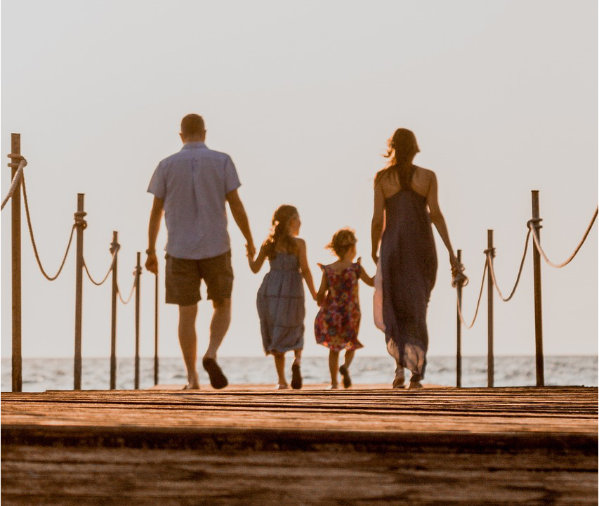 Une famille marche sur un ponton